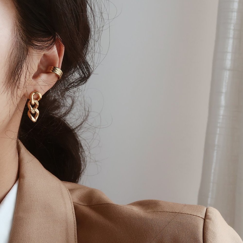 NEW 18K Gold Plated Triple Link Earrings - Picture 8 of 9